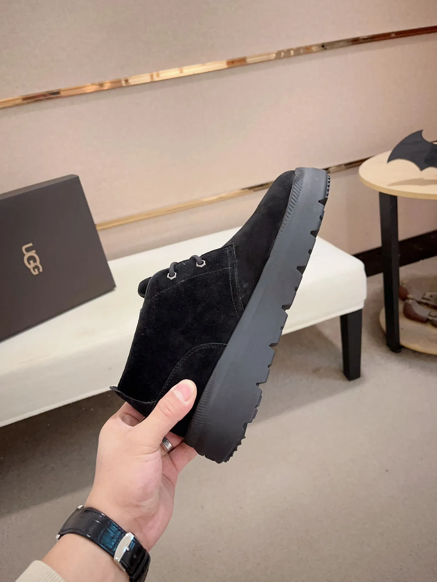 Men's shoes💰: 600💰(high-end goods) UGG❄️❄️Latest model 1:1⃣️quality, fabric: high-end quality first-layer cowhide imported from Europe. Lining: wool lining, sole: pure imported rubber foam outsole. ❤️High-end goods, fine workmanship, trendy and fashionable. The fit is very classy. If you know the goods, you will definitely not be able to refuse😍😍Code number: 41-45. Can be customized 46.47.